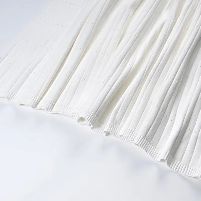 Vintage-Chic Damenkleid – Weiß mit blauen Akzenten & Knöpfen